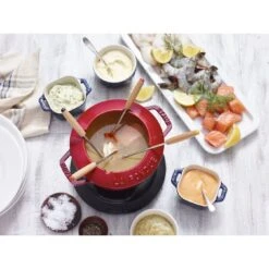 Staub Fondue Set 16 Cm, Kirsch-Rot 8 Staub Fondue Set 16 Cm, Kirsch-Rot -Demeyere Geschäft 000010810