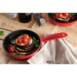 Staub Bratpfanne 16 Cm, Gusseisen, Kirsch-Rot 9 Staub Bratpfanne 16 Cm, Gusseisen, Kirsch-Rot -Demeyere Geschäft 000018115